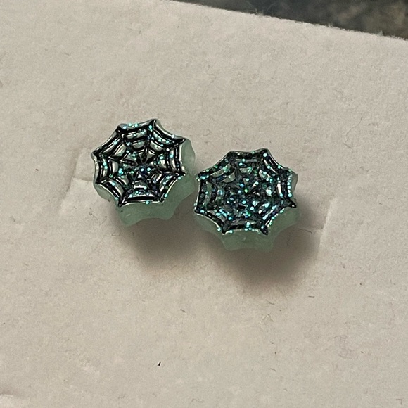 Spider Web Studs - Glow in the Dark - Picture 2 of 5